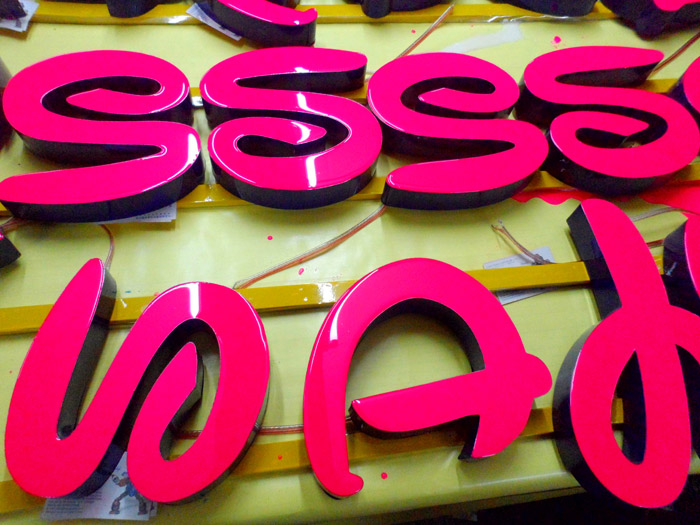 �?w��i)脂发光字�? /></div> 
				<ul class=